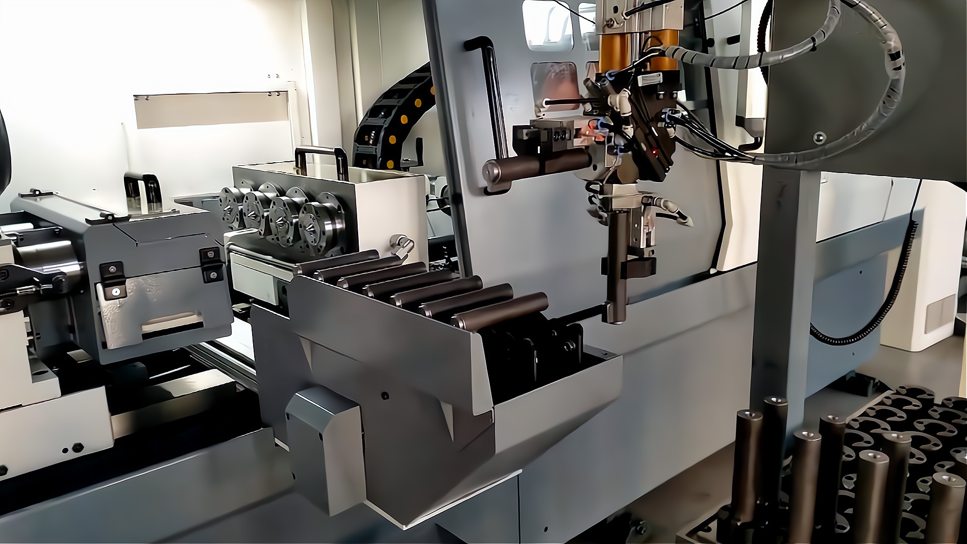 ZK2115×4B/500A 深孔鉆床配置桁架機械手，加工手槍槍管單機自動化